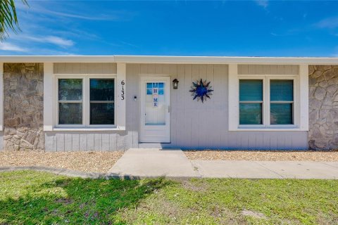 House in Port Charlotte, Florida 2 bedrooms, 115.66 sq.m. № 2396255 - photo 3
