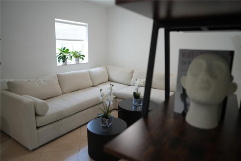 Commercial property in Hollywood, Florida № 1958424 - photo 9