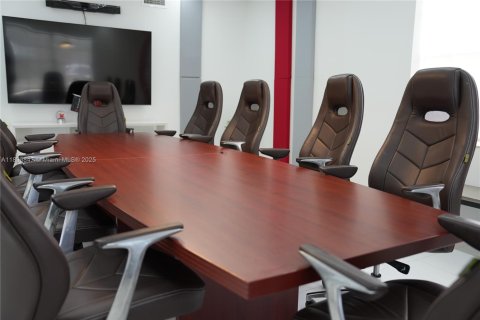 Commercial property in Hollywood, Florida № 1958424 - photo 13