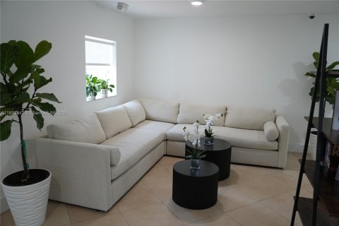 Commercial property in Hollywood, Florida № 1958424 - photo 7