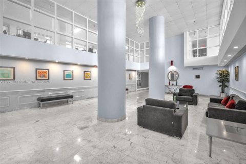 Condominio en venta en Surfside, Florida, 2 dormitorios, 118.64 m2 № 1938454 - foto 26