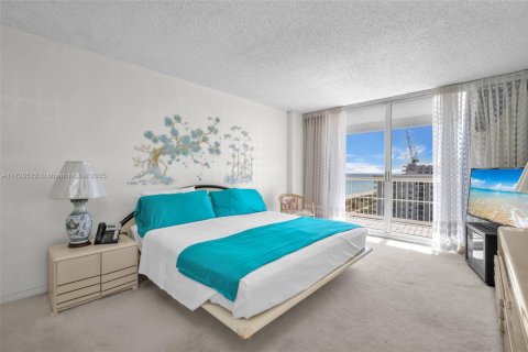 Condominio en venta en Surfside, Florida, 2 dormitorios, 118.64 m2 № 1938454 - foto 11