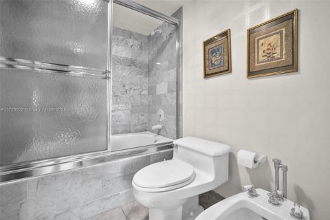 Condominio en venta en Surfside, Florida, 2 dormitorios, 118.64 m2 № 1938454 - foto 14