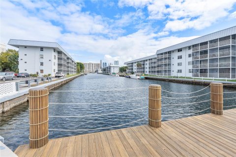 Condo in North Miami Beach, Florida, 2 bedrooms  № 1943612 - photo 4