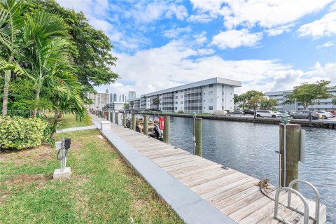 Condo in North Miami Beach, Florida, 2 bedrooms  № 1943612 - photo 6