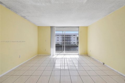 Condo in North Miami Beach, Florida, 2 bedrooms  № 1943612 - photo 12
