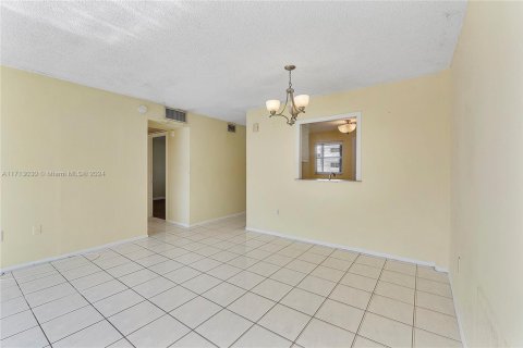 Condo in North Miami Beach, Florida, 2 bedrooms  № 1943612 - photo 21