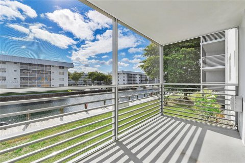 Condo in North Miami Beach, Florida, 2 bedrooms  № 1943612 - photo 9