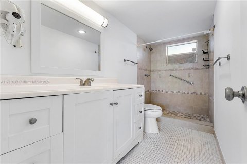 Condo in North Miami Beach, Florida, 2 bedrooms  № 1943612 - photo 17