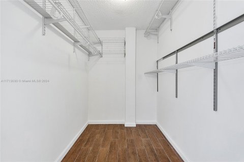 Condo in North Miami Beach, Florida, 2 bedrooms  № 1943612 - photo 13