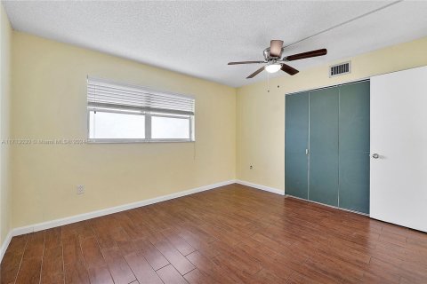 Condo in North Miami Beach, Florida, 2 bedrooms  № 1943612 - photo 19