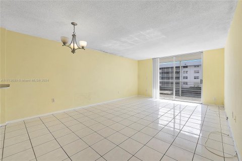 Condo in North Miami Beach, Florida, 2 bedrooms  № 1943612 - photo 11