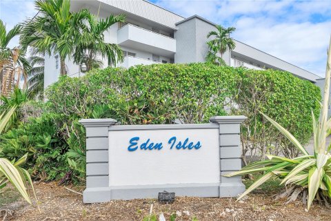 Condo in North Miami Beach, Florida, 2 bedrooms  № 1943612 - photo 1