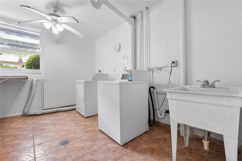 Condo in North Miami Beach, Florida, 2 bedrooms  № 1943612 - photo 24