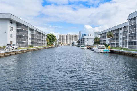 Condo in North Miami Beach, Florida, 2 bedrooms  № 1943612 - photo 5