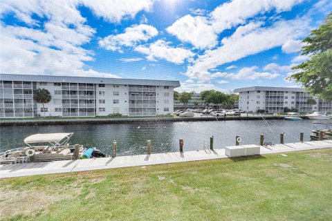 Condo in North Miami Beach, Florida, 2 bedrooms  № 1943612 - photo 7