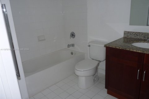 Condo in Miami, Florida, 2 bedrooms  № 2049922 - photo 22