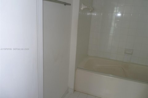 Condo in Miami, Florida, 2 bedrooms  № 2049922 - photo 29