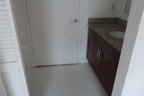 Condo in Miami, Florida, 2 bedrooms  № 2049922 - photo 26