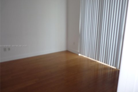 Condo in Miami, Florida, 2 bedrooms  № 2049922 - photo 24