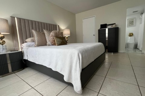 Condo in Doral, Florida, 2 bedrooms  № 1750378 - photo 15