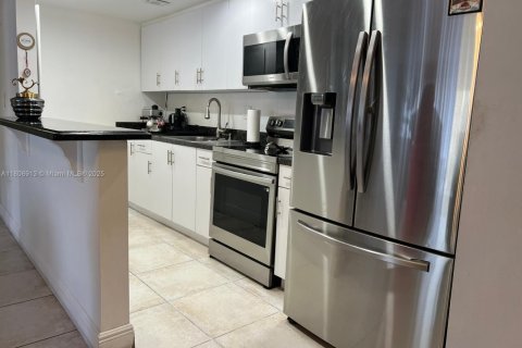 Condo in Doral, Florida, 2 bedrooms  № 1750378 - photo 2
