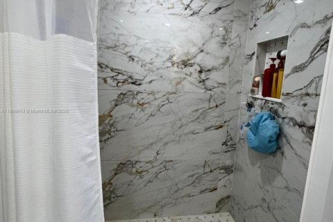 Condo in Doral, Florida, 2 bedrooms  № 1750378 - photo 5