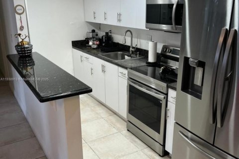Condo in Doral, Florida, 2 bedrooms  № 1750378 - photo 4
