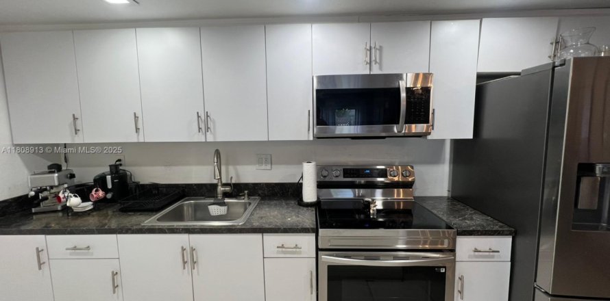 Condo in Doral, Florida, 2 bedrooms  № 1750378