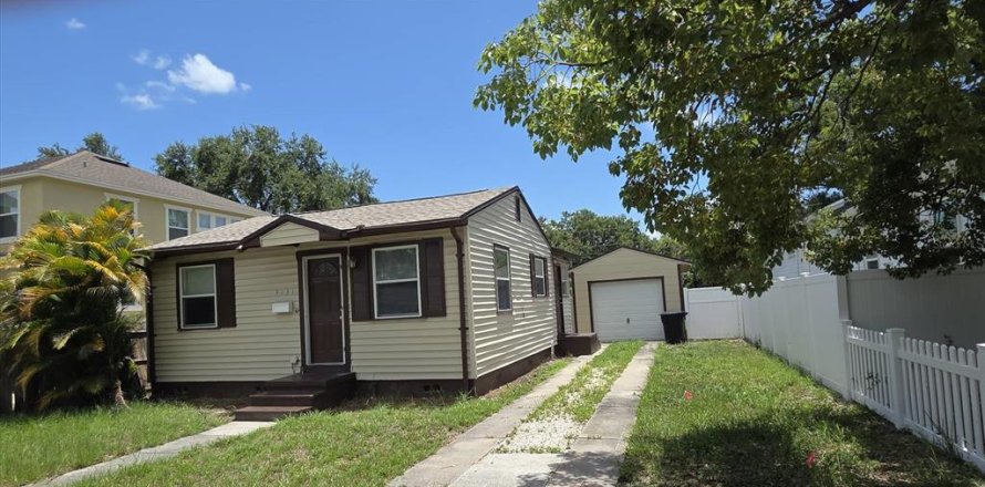 House in Saint Petersburg, Florida 3 bedrooms, 90.67 sq.m. № 1800412