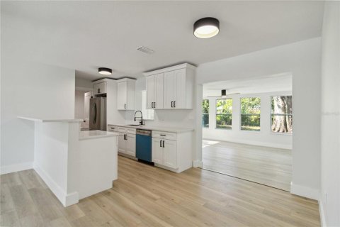House in Sarasota, Florida 3 bedrooms, 114.08 sq.m. № 1821474 - photo 8
