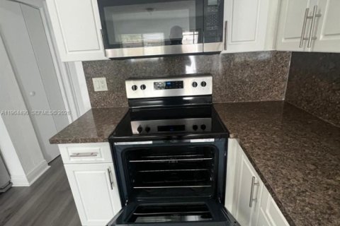 Купить виллу или дом в Форт-Лодердейл, Флорида 3 спальни, 89.84м2, № 2026877 - фото 11