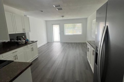 Купить виллу или дом в Форт-Лодердейл, Флорида 3 спальни, 89.84м2, № 2026877 - фото 8