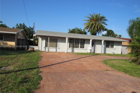 Villa ou maison à louer à Miramar, Floride: 3 chambres, 154.22 m2 № 2007016 - photo 2