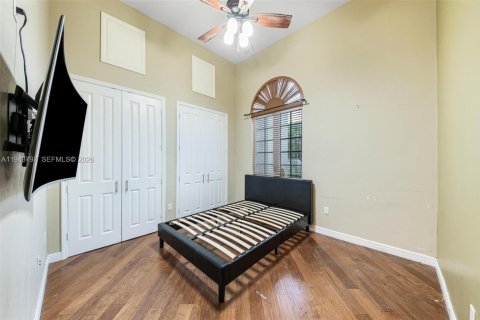 House in Miami, Florida 4 bedrooms, 433.11 sq.m. № 2006650 - photo 28