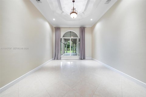 House in Miami, Florida 4 bedrooms, 433.11 sq.m. № 2006650 - photo 18