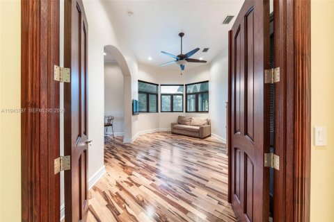 House in Miami, Florida 4 bedrooms, 433.11 sq.m. № 2006650 - photo 30