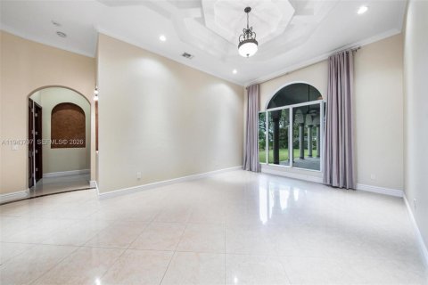 House in Miami, Florida 4 bedrooms, 433.11 sq.m. № 2006650 - photo 17
