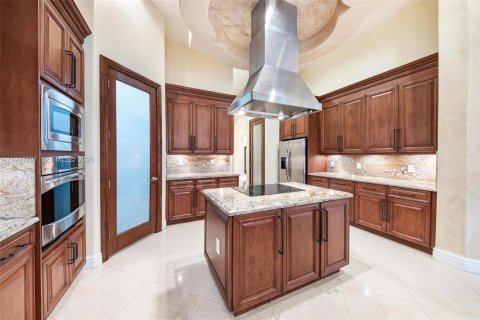 House in Miami, Florida 4 bedrooms, 433.11 sq.m. № 2006650 - photo 22