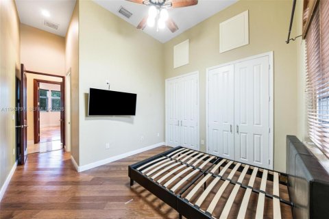 House in Miami, Florida 4 bedrooms, 433.11 sq.m. № 2006650 - photo 29