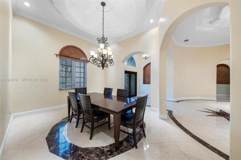 House in Miami, Florida 4 bedrooms, 433.11 sq.m. № 2006650 - photo 25