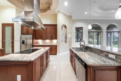 House in Miami, Florida 4 bedrooms, 433.11 sq.m. № 2006650 - photo 23