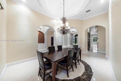 House in Miami, Florida 4 bedrooms, 433.11 sq.m. № 2006650 - photo 26