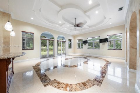 House in Miami, Florida 4 bedrooms, 433.11 sq.m. № 2006650 - photo 15