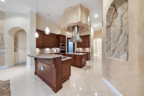 House in Miami, Florida 4 bedrooms, 433.11 sq.m. № 2006650 - photo 20