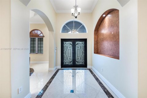 House in Miami, Florida 4 bedrooms, 433.11 sq.m. № 2006650 - photo 3