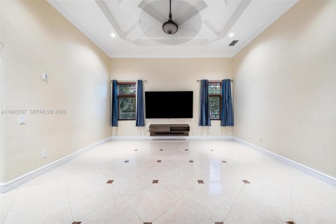 House in Miami, Florida 4 bedrooms, 433.11 sq.m. № 2006650 - photo 10