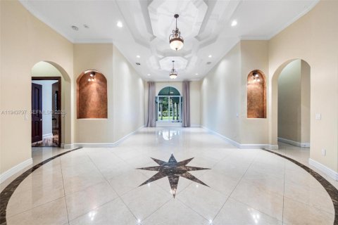 House in Miami, Florida 4 bedrooms, 433.11 sq.m. № 2006650 - photo 5