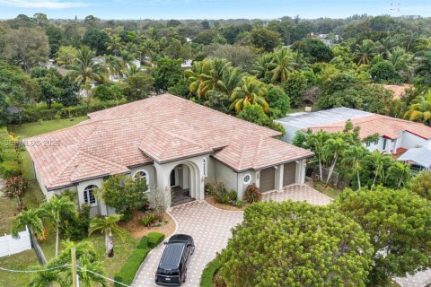 House in Miami, Florida 4 bedrooms, 433.11 sq.m. № 2006650