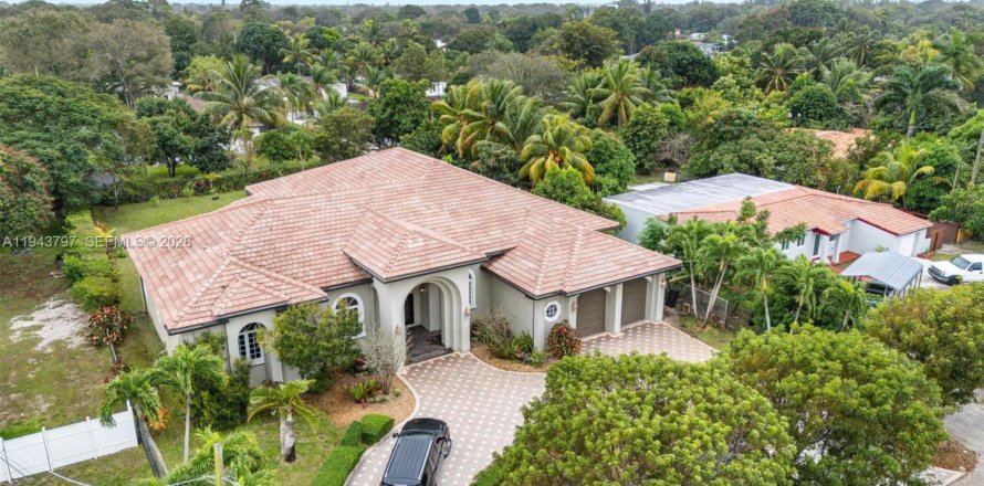 House in Miami, Florida 4 bedrooms, 433.11 sq.m. № 2006650